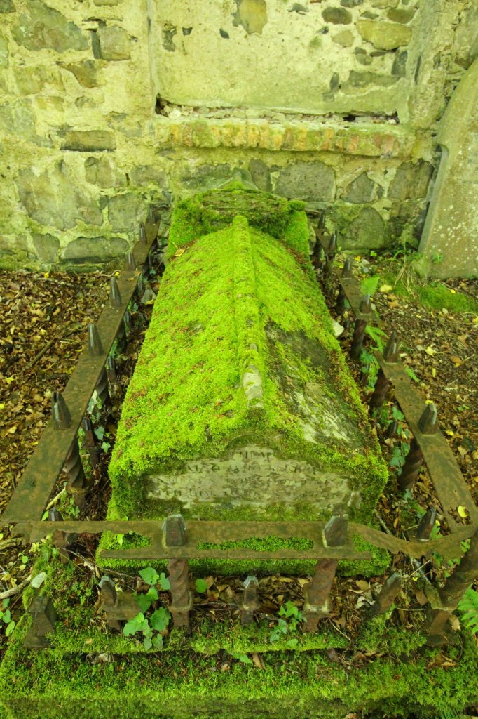 Grab an der Kirchenruine