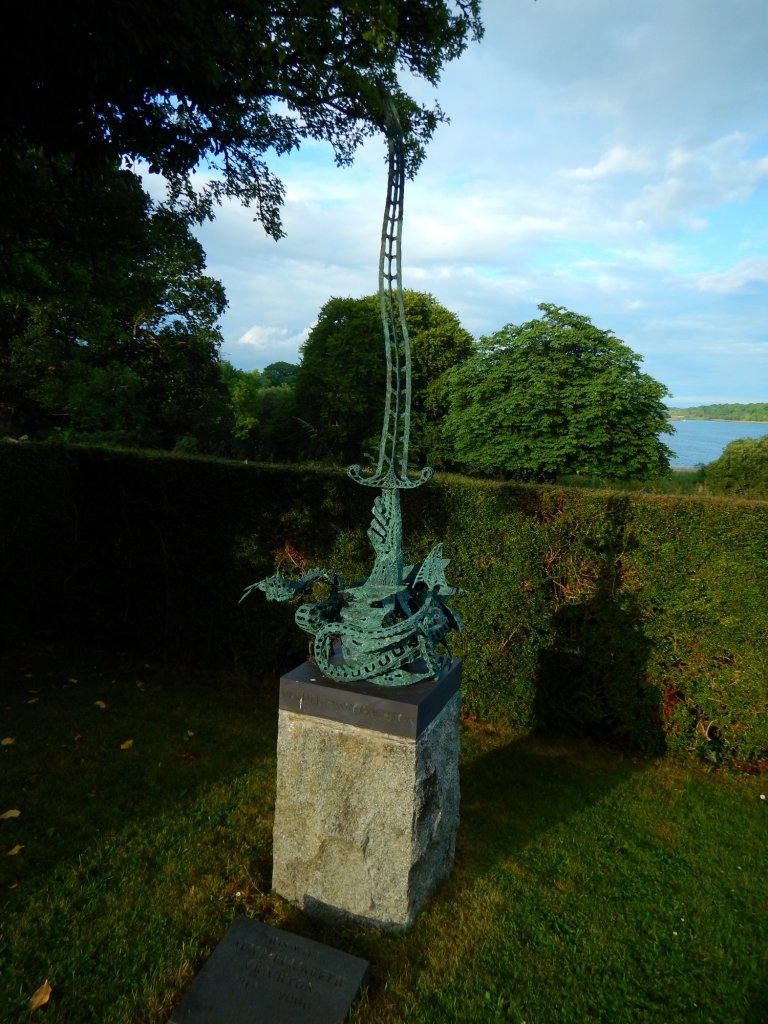 Grabstein mit Drache und Schwert